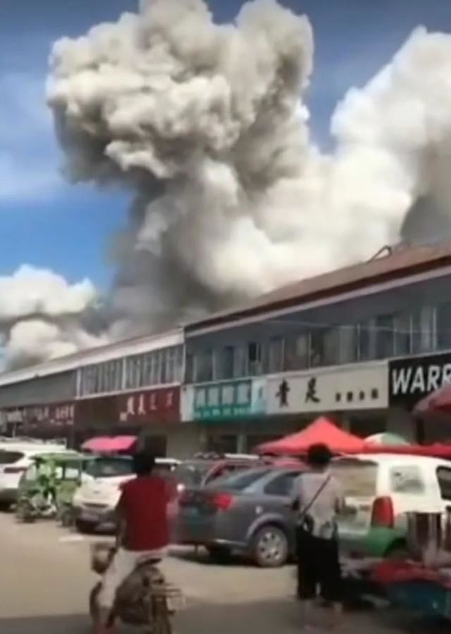 仓库|山东金乡一仓库爆燃已致2死多伤，初查系电线起火导致
