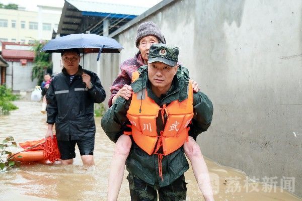 被困|百余名群众被困，武警官兵紧急驰援|荔枝军事