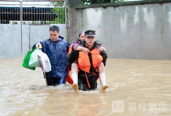 被困|百余名群众被困，武警官兵紧急驰援|荔枝军事