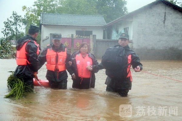 被困|百余名群众被困，武警官兵紧急驰援|荔枝军事