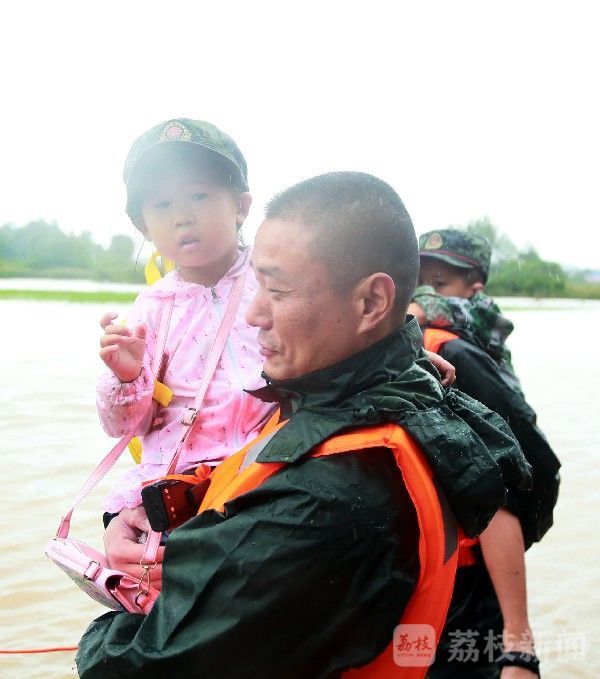 被困|百余名群众被困，武警官兵紧急驰援|荔枝军事