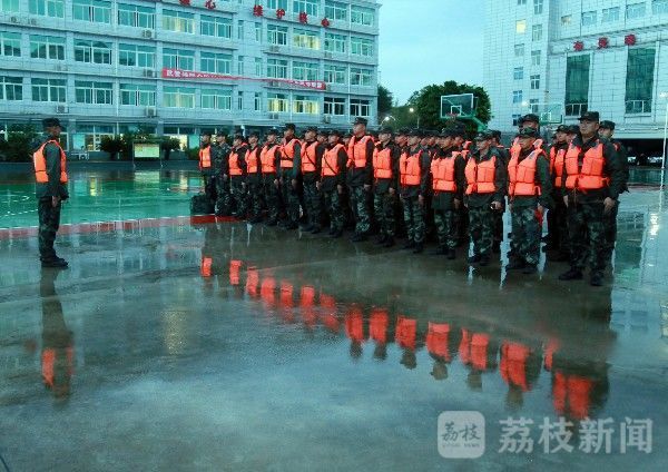 被困|百余名群众被困，武警官兵紧急驰援|荔枝军事