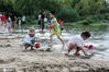 2020年8月1日，江苏淮安，最高气温34度，直逼35度，钵池山景区人造沙滩人满为患，市民纷纷到此纳凉避暑。