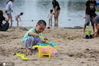 2020年8月1日，江苏淮安，最高气温34度，直逼35度，钵池山景区人造沙滩人满为患，市民纷纷到此纳凉避暑。