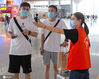 2020年8月1日，在南京南站“158”雷锋服务站，一名大学生志愿者在为旅客指路。今年暑假期间，铁路南京站、南京南站首次面向社会以家庭、个人、志愿服务小组为单位公开招募志愿者，吸引了许多大、中学生以及学生家长报名参加，他们身穿橙色马甲，热心帮助旅客解决各种问题，在志愿服务中丰富暑期生活。来源：IC photo 苏阳/IC photo
