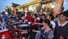  2020年8月1日，江苏淮安，一位龙虾商户向市民发放优惠券。