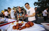 2020年8月1日，江苏淮安，市民在拍摄美食。