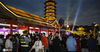 2020年8月1日，江苏淮安，市民在夜市上参与消费促销活动。
