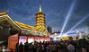 2020年8月1日，江苏淮安，市民在夜市上参与消费促销活动。
