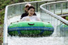 2020年8月1日，湖北宜昌，高温天气来袭，市民们趁周末时间，来到百里荒高山景区，乘坐皮划艇在玻璃水道中漂流，乐享清凉。图为市民在水道中漂流尖叫。王建锋/IC photo