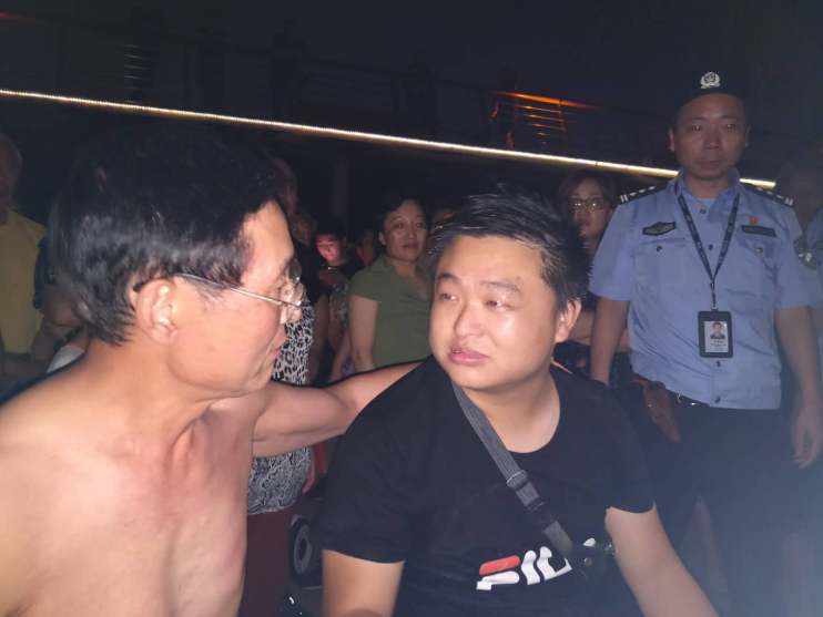 男子■男子意外落水，69岁老军人下河急救