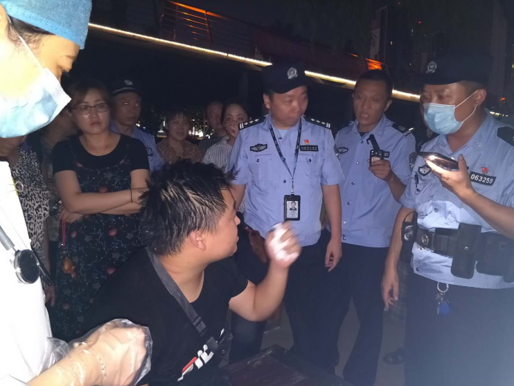 男子■男子意外落水，69岁老军人下河急救