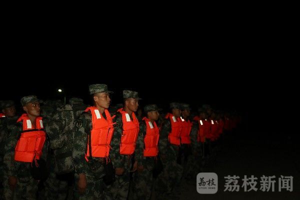 应急|第78集团军某旅开展夜间抗洪演练提高应急处置能力|荔枝军事