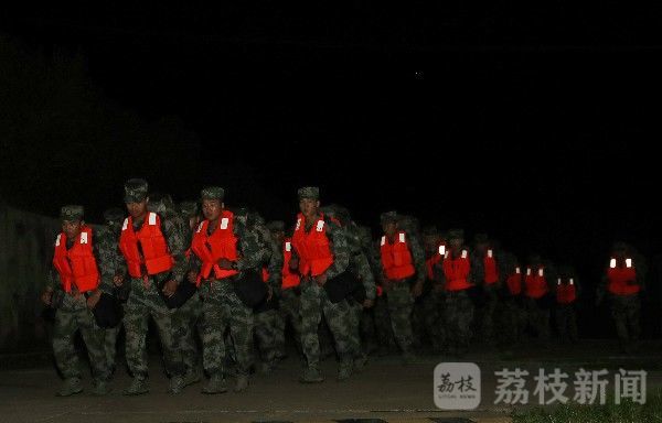 应急|第78集团军某旅开展夜间抗洪演练提高应急处置能力|荔枝军事