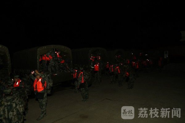 应急|第78集团军某旅开展夜间抗洪演练提高应急处置能力|荔枝军事
