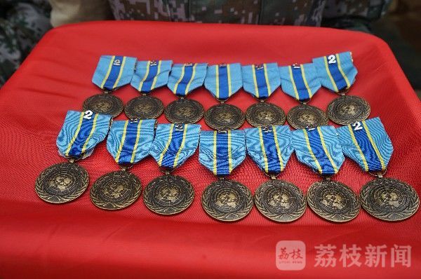 勋章|大使馆发来贺电！43名卫勤精兵荣获联合国“和平荣誉勋章”|荔枝军事