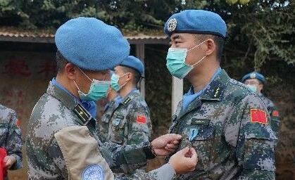 大使馆发来贺电！43名卫勤精兵荣获联合国“和平荣誉勋章”|荔枝新闻