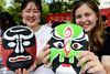  2020年8月23日，江苏大学的中外大学生在展示画好的京剧脸谱。