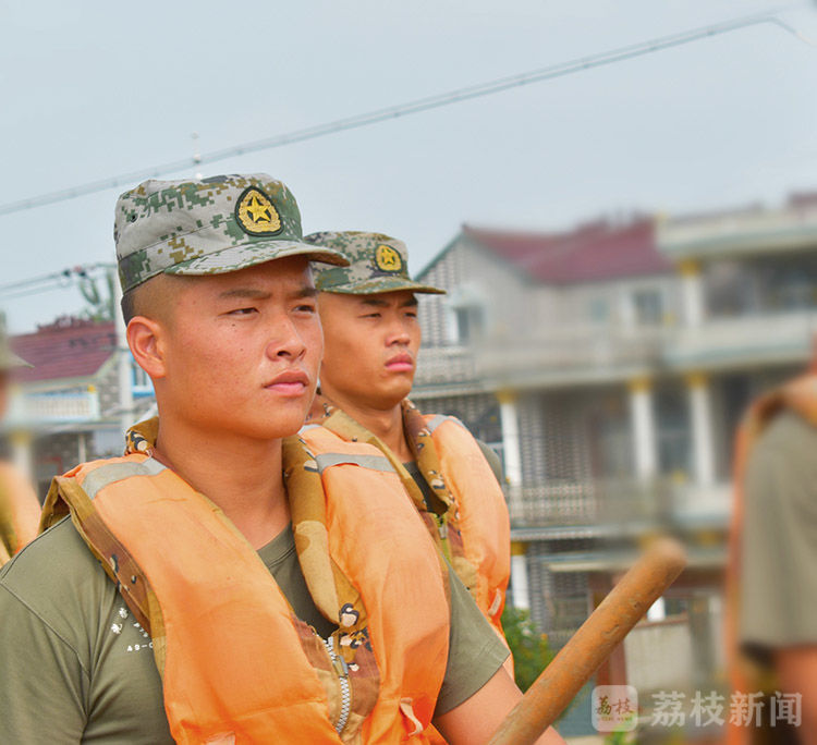 抗洪|大堤上的“最美面孔”丨荔枝军事