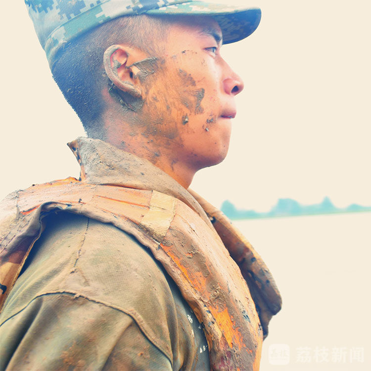 抗洪|大堤上的“最美面孔”丨荔枝军事