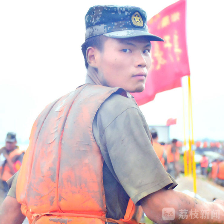 抗洪|大堤上的“最美面孔”丨荔枝军事
