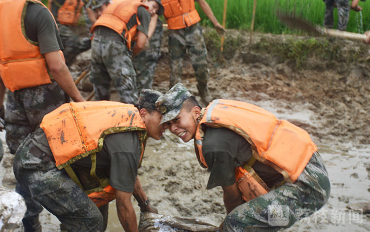 抗洪|大堤上的“最美面孔”丨荔枝军事