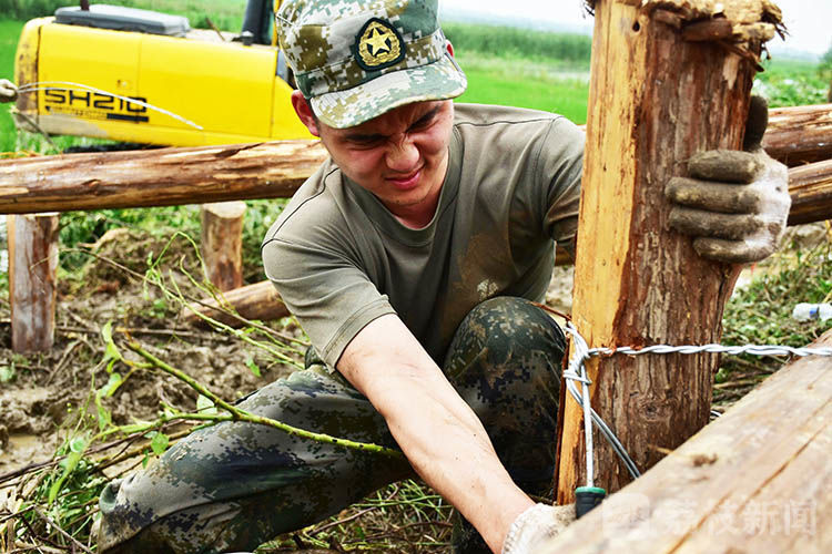抗洪|大堤上的“最美面孔”丨荔枝军事