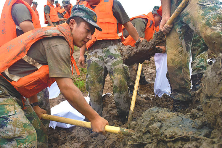 抗洪|大堤上的“最美面孔”丨荔枝军事