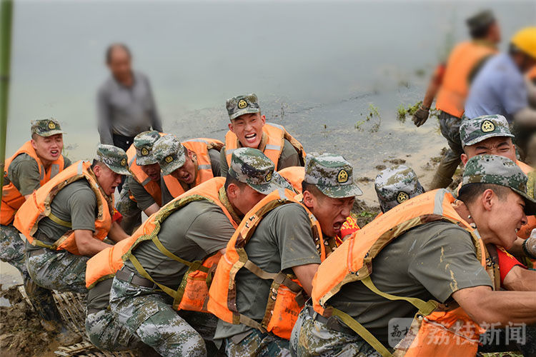 抗洪|大堤上的“最美面孔”丨荔枝军事