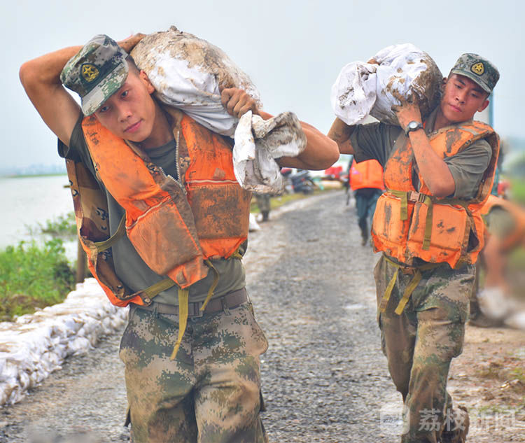 抗洪|大堤上的“最美面孔”丨荔枝军事