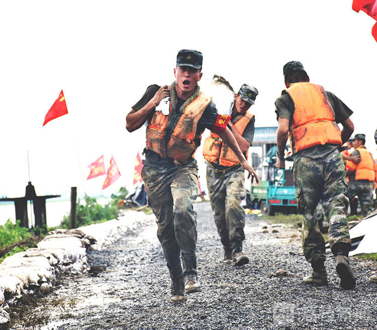 抗洪|大堤上的“最美面孔”丨荔枝军事