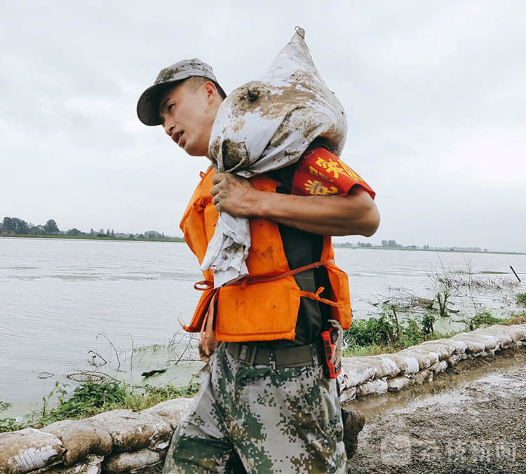 抗洪|大堤上的“最美面孔”丨荔枝军事