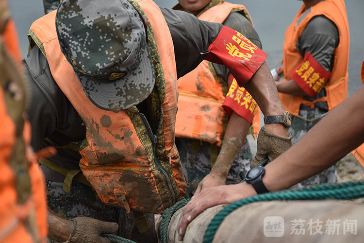 抗洪|大堤上的“最美面孔”丨荔枝军事