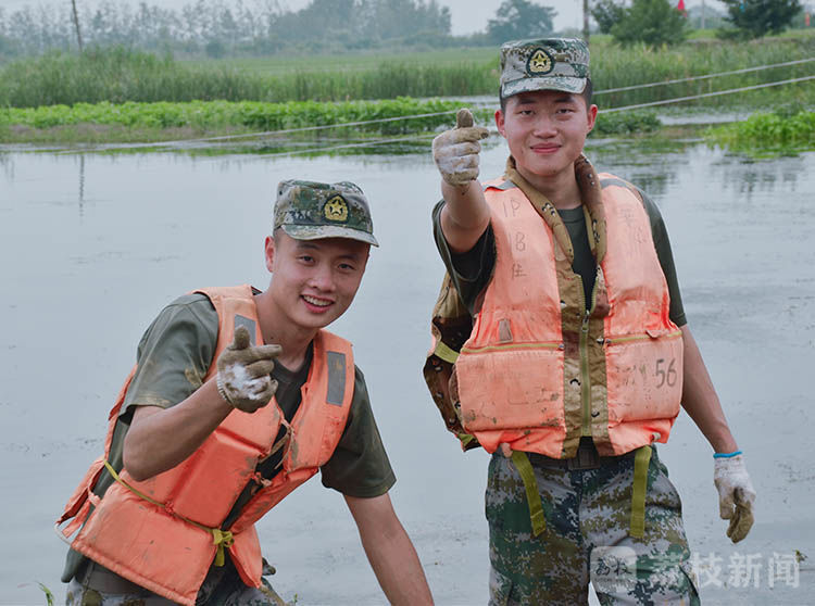 抗洪|大堤上的“最美面孔”丨荔枝军事