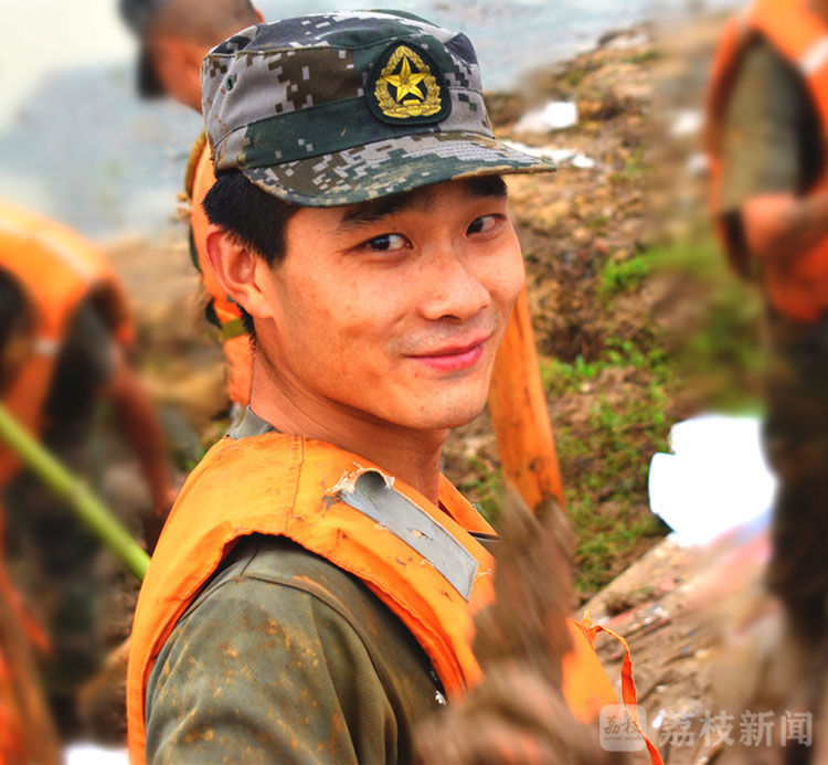 抗洪|大堤上的“最美面孔”丨荔枝军事