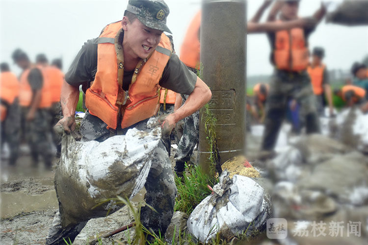 抗洪|大堤上的“最美面孔”丨荔枝军事