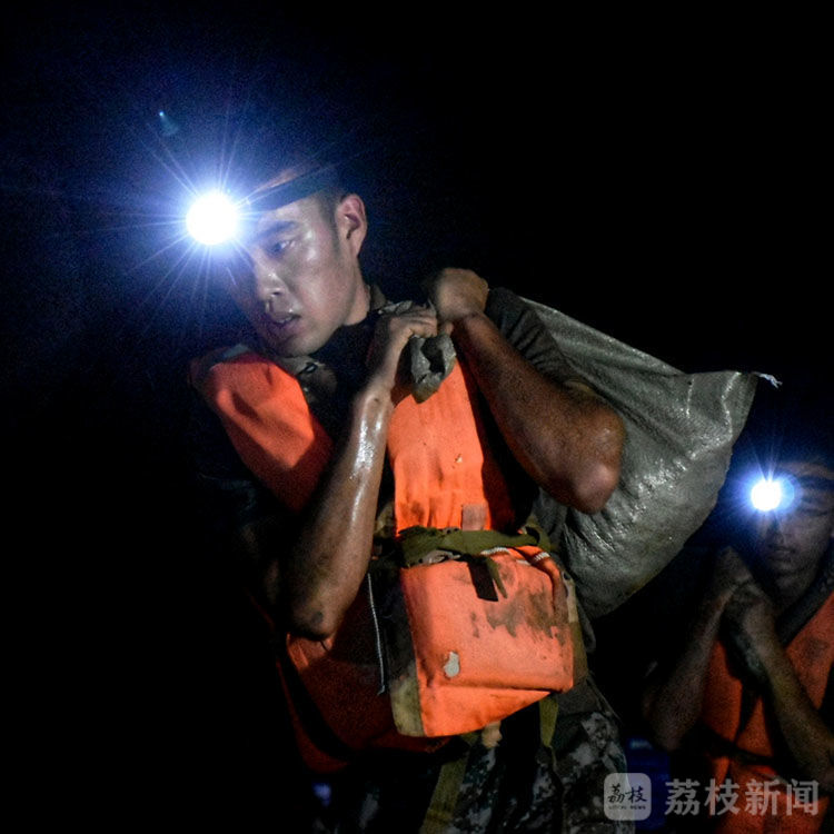 抗洪|大堤上的“最美面孔”丨荔枝军事