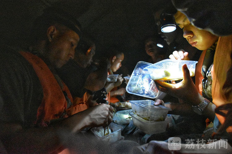 抗洪|大堤上的“最美面孔”丨荔枝军事