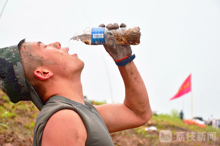 抗洪|大堤上的“最美面孔”丨荔枝军事