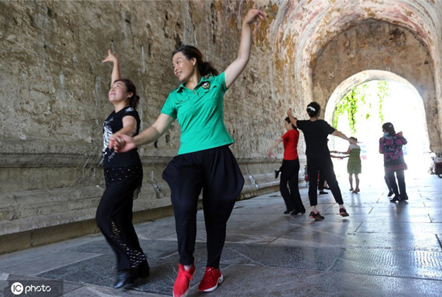 南京“烧烤天”持续 市民城门洞里惬意跳舞纳凉