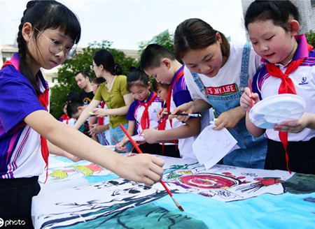 江苏镇江：小学生手绘长卷 倡导保护长江生态