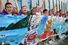  2020年8月31日，江苏大学志愿者和镇江市南徐小学的学生在描绘“保护长江水资源”主题长卷。