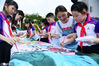  2020年8月31日，江苏大学志愿者和镇江市南徐小学的学生在描绘“保护长江水资源”主题长卷。