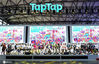 2020年8月3日，为期4天的ChinaJoy 2020即将落幕，这场全球数字娱乐产业的年度盛典，是每个热爱游戏的玩家们一年当中最为期待的狂欢节。各大厂商们在这4天全力以赴，呈现了一出精彩纷呈的游戏盛宴。图为TapTap展台，工作人员大合影。