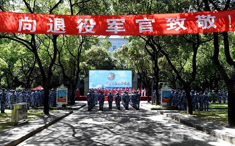 退役|东部战区海军某基地举行军官退役仪式丨荔枝军事