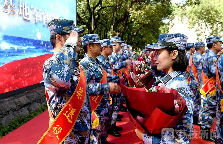 退役|东部战区海军某基地举行军官退役仪式丨荔枝军事