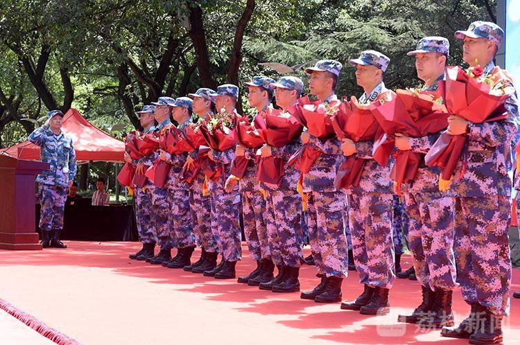 退役|东部战区海军某基地举行军官退役仪式丨荔枝军事