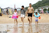 8月4日，游客在连云港市连岛大沙湾海滨浴场尽情游玩。