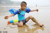 8月4日，游客在连云港市连岛大沙湾海滨浴场尽情游玩。