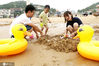 2020年8月4日，江苏连云港最高气温达34℃，一些来自上海、河南、山东等地的游客，在连岛大沙湾海滨浴场戏水、休闲，享受海水带来的清凉和欢乐。 王春/IC photo 编辑/陈进